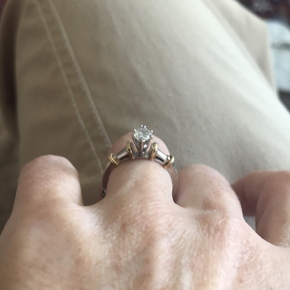 3/4 k Diamond with two side diamonds, 14k gold vintage engagement ring. - Picture 4 of 4